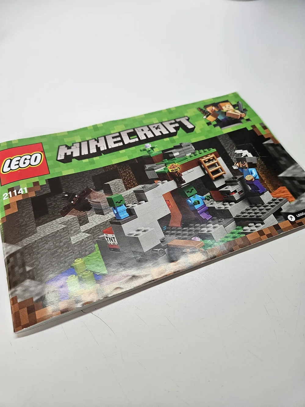LEGO Minecraft The Zombie Cave 21141 100% Complete Set with Manual Minifigures